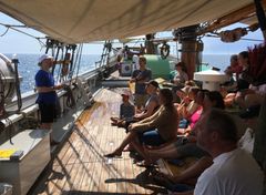 Juraprofessor Thomas Gammeltoft holder foredrag ombord.