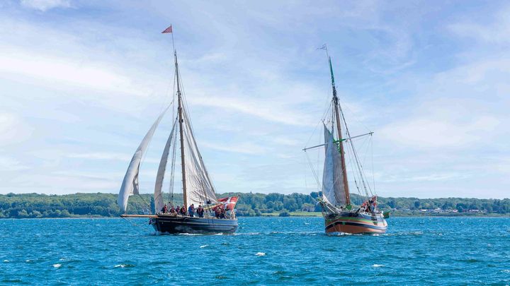 To museumsskibe sejler ud for at få svar på nutidens store spørgsmål. Mandag d. 25. august lægger skibene til i Helsingør og inviterer til åbent skib, maritime oplevelser og foredrag om global bevægelighed til søs.