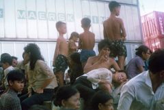 Vietnamesiske flygtninge ombord på CLARA MÆRSK. Fra udstillingen SOS Reddet på åbent hav. M/S Museet for Søfart.Ny udstilling dykker ned i en af historiens største redninger til søs, hvor det danske skib CLARA MÆRSK samlede 3628 vietnamesiske flygtninge op fra en coaster i nød. Seks af de mennesker, der var med ombord fortæller historien.