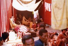 Vietnamesiske flygtninge ombord på CLARA MÆRSK. Indretter sig i fragtskibets tomme containere og søger ly for solen.