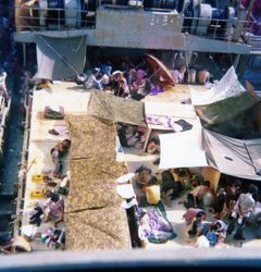 Vietnamesiske flygtninge ombord på CLARA MÆRSK.