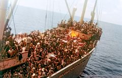 Efter Saigons fald i april 1975 flygter 3628 mennesker ombord på den vietnamesiske coaster TRUONG XUAN- To dage senere modtager det danske skib CLARA MÆRSK et SOS og en af verdenshistoriens største redningsaktioner til søs begynder.