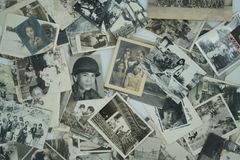 Familieminder i saltvand.
Quyen Quyens mor tog sine
fotoalbums
med sig under flugten. Billederne fik
skader fra saltvand under flugten. Fra udstillingen "SOS - Reddet på åbent hav" på M/S Museet for Søfart.