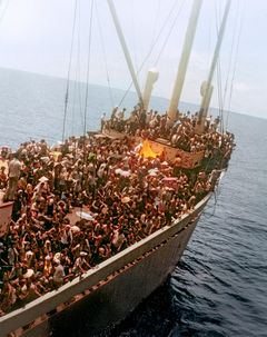 Efter Saigons fald i april 1975 flygter 3628 mennesker ombord på den vietnamesiske coaster TRUONG XUAN- To dage senere modtager det danske skib CLARA MÆRSK et SOS og en af verdenshistoriens største redningsaktioner til søs begynder.