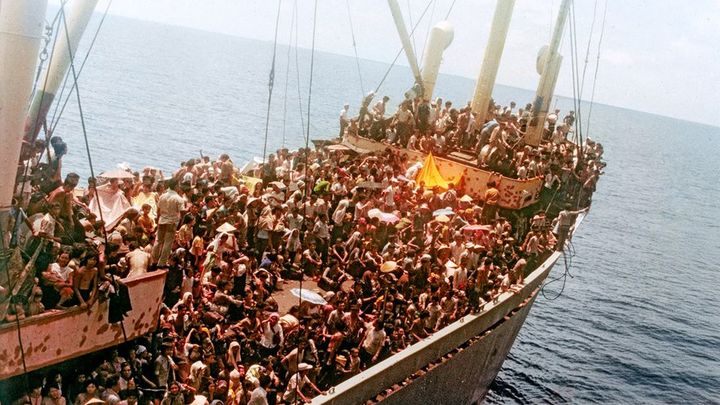 Ny udstilling dykker ned i en af historiens største redninger til søs, hvor det danske skib CLARA MÆRSK samlede 3628 vietnamesiske flygtninge op fra en coaster i nød.  Seks af de mennesker, der var med ombord fortæller historien.