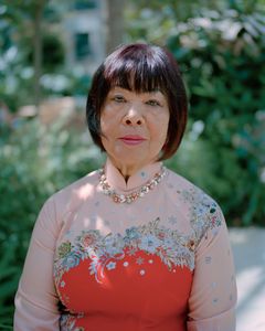 Kim Dung
Dasilva
“Kimmi” var 22 år under flugten. Flygtede med sin familie, men måtte efterlade sin datter på fem år. Ankommer til Danmark i august 1975. Arbejdede i kantinen hos Mærsk i 20 år. 
Er i dag 72 år og en af de medvirkende i udstillingen.