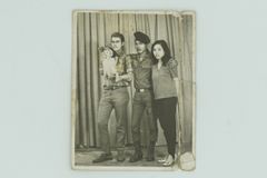 Familieminder i saltvand. Quyen Quyens mor tog familiens fotoalbums med sig under flugten. Her er det Quyens forælde og familiens amerikanske ven og soldat, gudfar til Quyen Billederne fik skader fra saltvand under flugten. Fra udstillingen "SOS - Reddet på åbent hav" på M/S Museet for Søfart.