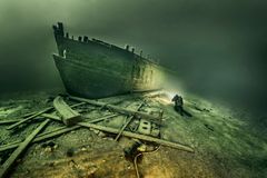 Vragdykkere fra Voice of the Ocean har fundet og fotograferet mere end 400 vrag i Østersøen. Det er ikke altid muligt at identificere vraget. Her fandt dykkerne en skibsklokke. der med inskriptionen "GLÜCKSBURG. Anno 1783” fortæller lidt af skibets historie.