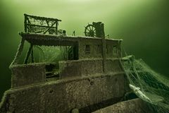 S/S MAIA på Østersøens bund. Havet og fiskenet har indtaget vraget. Sæler er fanget i nettet. S/S MAIA var et tysk dampskib.