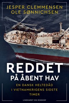 Forside til årbogen "Reddet på åbent hav" af forfatterne Jesper Clemmensen og Ole Sønnichsen. Udgivet af Lindhardt og Ringhof i samarbejde med M/S Museet for Søfart.