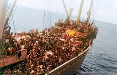 Efter Saigons fald i april 1975 flygter 3628 mennesker ombord på den vietnamesiske coaster TRUONG XUAN- To dage senere modtager det danske skib CLARA MÆRSK et SOS og en af verdenshistoriens største redningsaktioner til søs begynder.