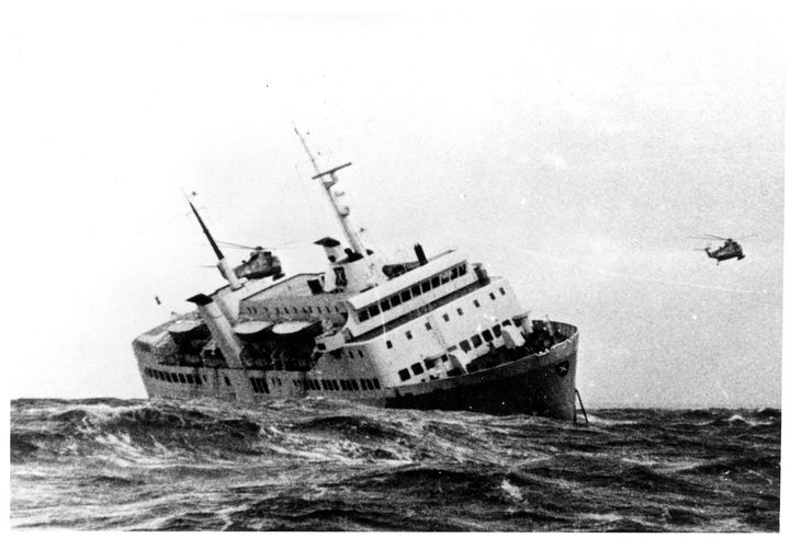 (foto: Forsvarets flyhistoriske samling) Foredrag om fire skibsforlis på M/S. Færgen SKAGERAK kom i havsnød mellem Norge og Danmark 7. september 1966. Redningshelikopteren Sikorski fik  sin ilddåb og alle om bord blev reddet.