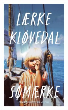 Bogforside "Sømærke". Forsiden på Sømærke er et udsnit af et foto fra Lærke Kløvedals barndom  - fotoet er bearbejdet grafikeren Alette Bertelsen.  "Vi valgte det foto, fordi det ret præcist beskriver den følelse, jeg husker som barn: at iagttage, at forsøge at forstå." siger forfatteren Lærke Kløvedal.