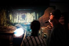 Lysomvining med lommelygte i særudstilingen 'Østersøens gåder'. Østersøen rummer over hundrede tusinde skibsvrag, som er sunket i forskellige perioder fra middelalderen til 2. verdenskrig og op til i dag. Mange af dem er usædvanligt velbevarede, og står som fascinerende tidskapsler med last og udstyr - frosset i tid fra det øjeblik, skibet forliste.