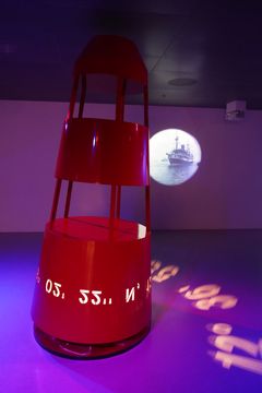 Under lyseventen GLØD - Elsinore Light Festival i Helsingør guider denne røde bøje med lysende koordinater både den søfarende og publikum frem til den præcise placering af bøjen i dokken på M/S Museet for Søfart i Helsingør. Værket er skabt af Kossmann Dejong.