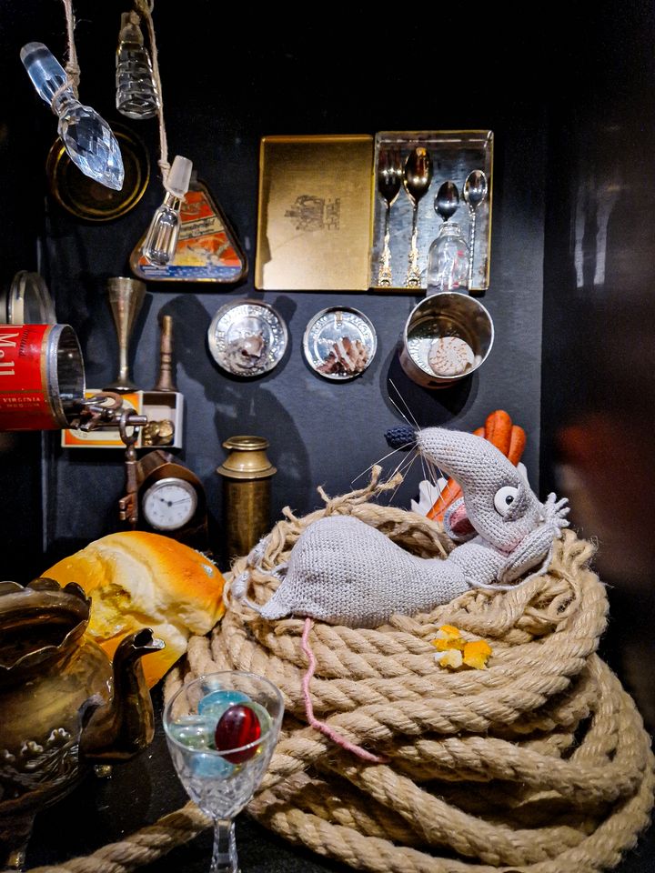 Mens de voksne går ombord i 400 års danmarkshistoire i M/S Museet for Søfarts nye faste udstilling 'Søfarer - 400 års danmarkshistorie, kan børnene opleve udstillingen udfra deres helt eget perspektiv. Gennem små kighuller i børnehøjde følger børnene skibsrotternes og kakerlakernes hemmelige liv på museeet. Her er det skibsrotten, der løser vigtige opgaver i maskinrummet.