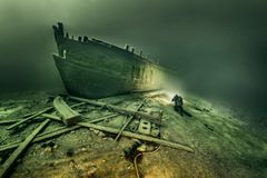 Særudstillingen "Østersøens gåder - ekko fra dybet" viser fotografier af skibsvrag på bunden af Østersøen. Vragdykkere fra den svenske stiftelse 'Voice of the Ocean' og fotografen Jonas Dahm har fundet og dokumenteret mere end 400 vrag i Østersøen. Vragene er ofte velbevarede og flere af dem står stadig med navigationsudstyr, redningsbåde og last - frosset i tid fra den dag, skibet gik ned.