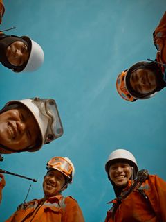 Titel: 'Vi venter med smil'. Lokation: Son Duong i Vietnam. Fotograferet af Anthony Ken J.Bucasas, 2025. Indgår i fotoudstillingen Life at Sea på M/S Museet for Søfart. Alle fotos stammer fra ITF Seafarers' Trust's digitale billedarkiv.