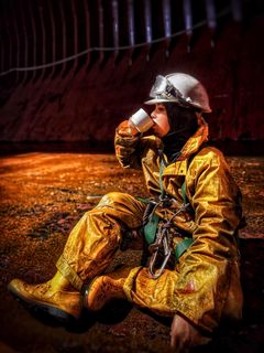 Titel: 'Trøst i kulden: En varm tår i iskold luft'. Lokation: Indiske Ocean. Fotograferet af Eugene Jayme Baliguat, 2025. Fotografiet indgår i udstillingen Life at Sea på M/S Museet for Søfart. Alle fotos stammer fra ITF Seafarers' Trust's digitale billedarkiv.