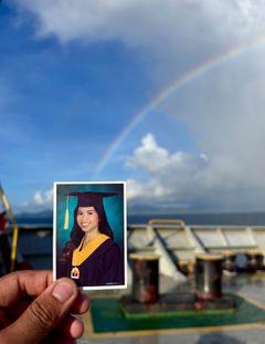 Titel: 'Skatten for enden af regnbuen'. Lokation: Hong Kong. Fotograferet af Christian Luke Ramos, 2025. Indgår i udstillingen Life at Sea på M/S Museet for Søfart. Alle fotos stammer fra ITF Seafarers' Trust's digitale billedarkiv.