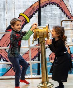 Fuld damp på legen ombord på DRØMMESKIBET - et 400 m2 stort indendørs legeunivers på M/S Museet for Søfart. Området byder også på en havnekiosk, udklædning og et kreativt værksted. Gratis adgang for børn ifølge med en voksen.