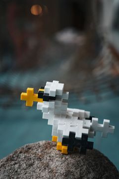 Havmåge på rov. Påske med Plus-Plus: Slip fantasien løs og byg en fræk havmåge eller en klam skibsrotte. I påskeferien åbner M/S Museet for Søfart dørene til Plus-Pluseriet og et nyt kreativ workshopunivers for familier.