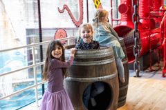 Fuld damp på legen ombord på DRØMMESKIBET - et 400 m2 stort indendørs legeunivers på M/S Museet for Søfart. Området byder også på en havnekiosk, udklædning og et kreativt værksted. Gratis adgang for børn ifølge med en voksen.