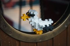 Havmågen lurer ved kabyssen. Påske med Plus-Plus:  Slip fantasien løs og byg en havmåge eller en klam skibsrotte. I påskeferien åbner M/S Museet for Søfart dørene til Plus-Pluseriet og et nyt kreativ workshopunivers for familier.