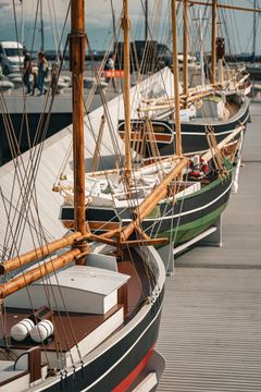 I projektet UngHavn bygger unge skibsmodeller, tager på sejlads og skaber stærke fællesskaber. Hele sommeren kan de unges store modeller af historiske og lokale skibe ses på broen ned til M/S Museet for Søfart.