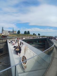 I projektet UngHavn bygger unge skibsmodeller, tager på sejlads og skaber stærke fællesskaber. Hele sommeren kan de unges store modeller af historiske og lokale skibe ses på broen ned til M/S Museet for Søfart.