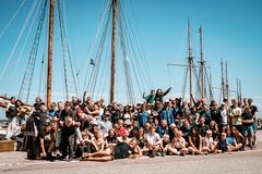 UngHavn er et projekt, der giver unge mulighed for at samles om maritime aktiviteter og håndværk. Fotoet er fra sidste års sommercamp, hvor unge og undervisere fejrer aslutningen på et år med maritime aktiviterter. I år foregår sommercampen i Helsingør og kulminerer med åbningen af udstillingen "UngHavn udstiller" på M/S Museet for Søfart.