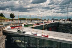 I projektet UngHavn bygger unge skibsmodeller, tager på sejlads og skaber stærke fællesskaber. Hele sommeren kan de unges store modeller af historiske og lokale skibe ses på broen ned til M/S Museet for Søfart.