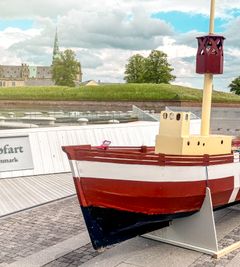 Fyrskibet no. XVII ’GEDSER REV’ har fået en lillebror. De unge fra UngHavn Helsingør har knoklet , hygget og bygget på modellen af det historiske fyrskib sammen med lokale bådebyggere og frivillige i det maritime værksted Hal 16 i Helsingør. Snart kan synet af fyrskibet og 10 andre skibsmodeller ses i en helt særlig udendørs udstilling på rampen foran M/S Museet for Søfart.