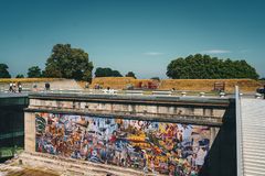 Med afsæt i M/S Museet for Søfarts samling har kunstneren Javier Tapia skabt et et gigantisk og farverigt panaroma over den globale handels historie. Den 24 meter lange collage bliver udstillet i museets historiske tørdok, der for første gang bliver brugt som åbent udstillingsrum.
