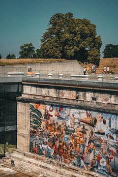 Med afsæt i M/S Museet for Søfarts samling har kunstneren Javier Tapia skabt et et gigantisk, sprudlende og farverigt panaroma over den globale handels historie. Den 24 meter lange og seks meter høje collage er udstillet på muren i den gamle tørdok, som museet er bygget rundt om.