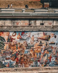 Med afsæt i M/S Museet for Søfarts samling har kunstneren Javier Tapia skabt et et gigantisk, sprudlende og farverigt panaroma over den globale handels historie. Den 24 meter lange og seks meter høje collage er udstillet på muren i den gamle tørdok, som museet er bygget rundt om.
