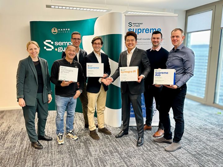 Niels Kristian Bitsch Kastrupsen, Adm. Direktør for Prosenso ApS til venstre fra midten. Haziq Zairel Oh, Group CEO for HARPS Global Pte Ltd til højre fra midten.