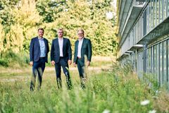 Fra ventre mod højre ses her direktør Kent Kjeldgaard, bestyrelsesformand Bjørn Thorsen og næstformand Kim Lyngbek, Svendborg Fjernvarme.