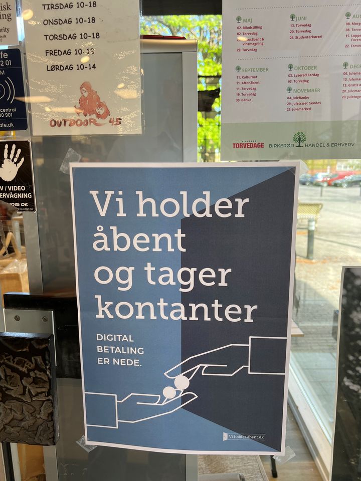 Butiksejere kan bla. finde en plakat til print på viholderåbent.dk - et website med instruktioner til mindre butikker, der gerne vil holde åbent selv om strømmen er gået eller det digitale er gået ned.