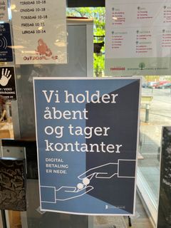 Butiksejere kan bl.a. finde en plakat til print på viholderåbent.dk - et website med instruktioner til mindre butikker, der gerne vil holde åbent selv om strømmen er gået eller det digitale er gået ned.