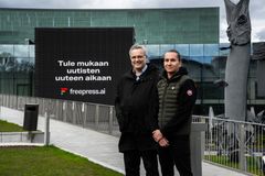 Joel Uussaari (right) and advisor Mikael Pentikäinen.