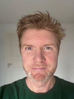 Læge Søren Brynald fortæller at mange slet ikke overvejer, at husstøvmider kan være årsagen til deres symptomer, fordi de konstant bliver udsat for allergenet i hjemmet og derfor hele tiden har symptomer.