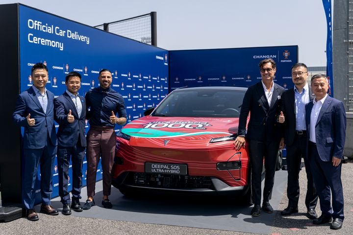 From left to right: Li Guoliang (GM of Brand & PR, Changan Automobile), Yin Yi (Head of Changan Europe), Ricardo Quaresma (Euro 2016 winner, former Portugal international), Vítor Baía, (former Portugal international goalkeeper), Mi Mengdong (VP, Changan Automobile), Li Yong (Economic & Commercial Counselor of the Embassy of the People's Republic of China in Portugal). Changan hands over a S05 PHEV to the Portuguese Football Federation, making the Federation the first in Europe to drive the model.