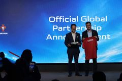 From left to right: João Meidros Cardoso (GM, FPF Commercial) receives a Deepal S05 scale model from Mi Mengdong (VP, Changan Automobile), who is presented with a Portugal jersey bearing the Changan name - marking the launch of the official global partnership between the FPF and Changan under the 'Stay in the Game' campaign.