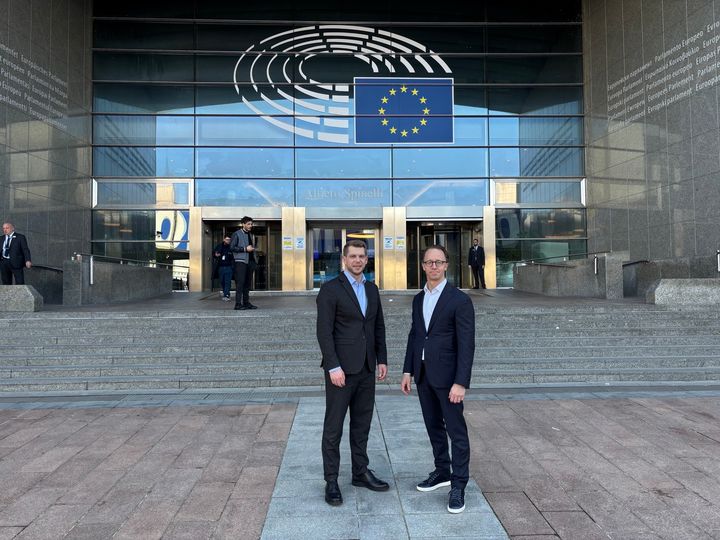 EG’s CEO Mikkel Bardram foran Europa-Parlamentet i Bruxelles. Her mødtes han i dag med en række MEP’er for at diskutere behovet for et opgør med uklar regulering, der bremser gevinsterne ved AI og ny teknologi i det europæiske samfund