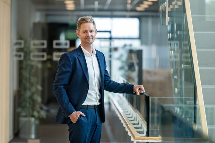 Tidligere CEO for Bankdata, Esben Kolind Laustrup, starter den 15. juni som EVP for EG's nye division Citizen Welfare & Utility. EG udvider forretningen fra tre til fire divisioner efter at have tredoblet omsætningen siden 2019 og foretaget fem opkøb i 2026. Denne strukturændring matcher virksomhedens vækst og den stigende udrulning af AI