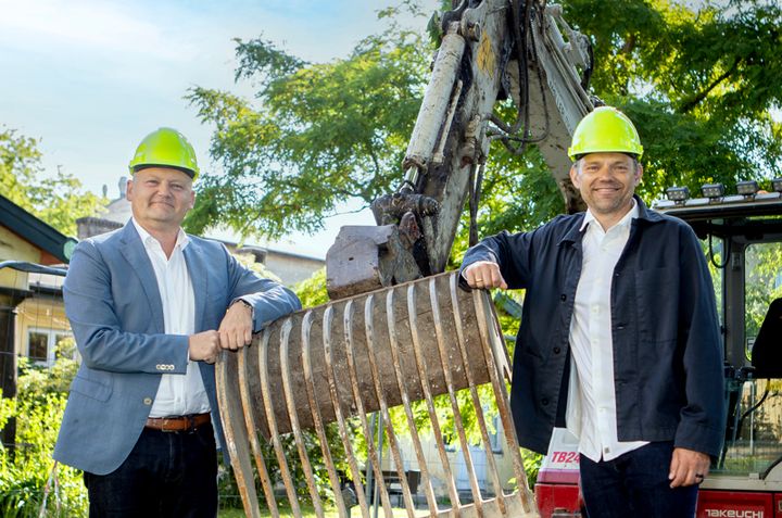 Regionsrådsformand Lars Gaardhøj og borgmester Michael Vindfeldt tager første spadestik til den nye park i Hospitalshaven.