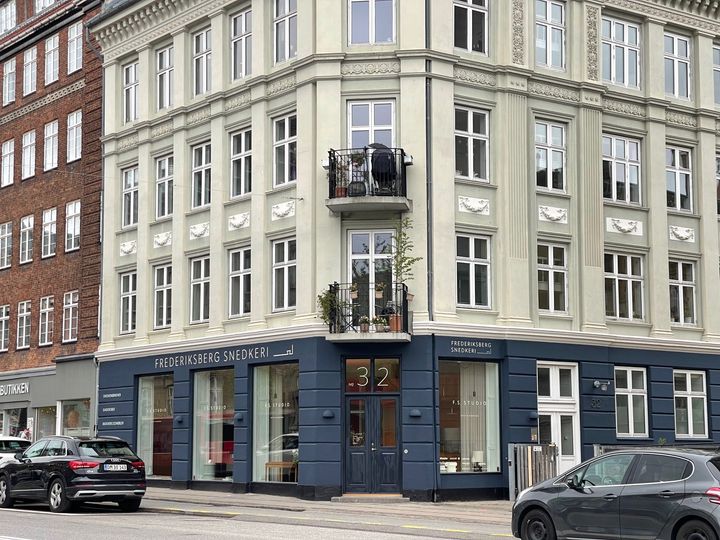 Frederiksberg Snedkeri på Smallegade 32 vandt i 2024 i kategorien "Butiksfacade".