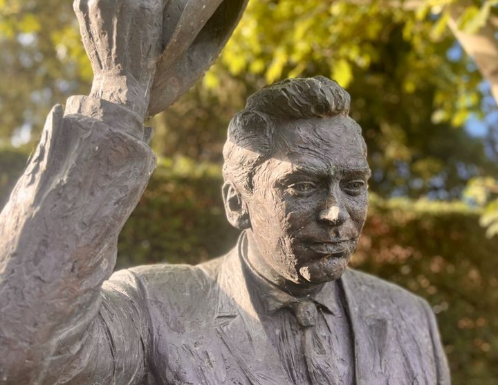 I 2018 rejstes en statue af Dirch Passer ved Riises Landsted i Allégade 5. Nu får den folkekære scenekunstner også en hædersflise på Frederiksberg.