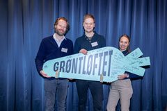 Fra venstre: Thomas Hagen, Julian Klöcker og Mari-Anna Staavi i Too Good To Go er stolte over å ha signert Grøntløftet. Foto: www.frukt.no